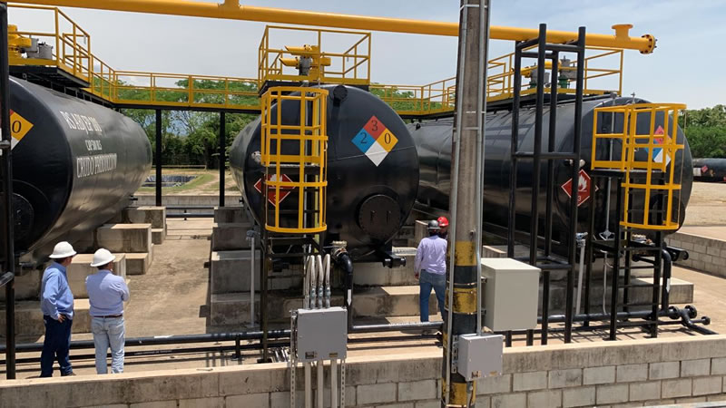 Personal de Ingeniería Joules supervisando tanques de crudo con plataformas y escaleras de acceso amarillas